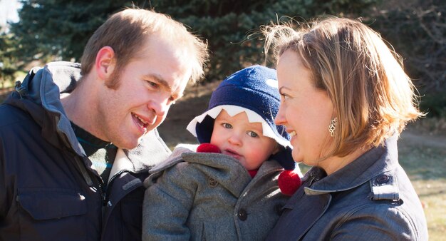 Foto jong gezin met een geweldige dag in het park.