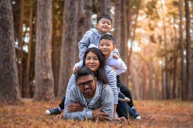 Jong gezin met kinderen met plezier in de natuur