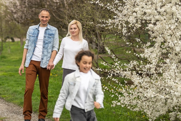 Jong gezin met kinderen met plezier in de natuur