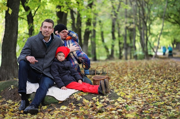 Jong gezin met kinderen op een wandeling in het park in springxA