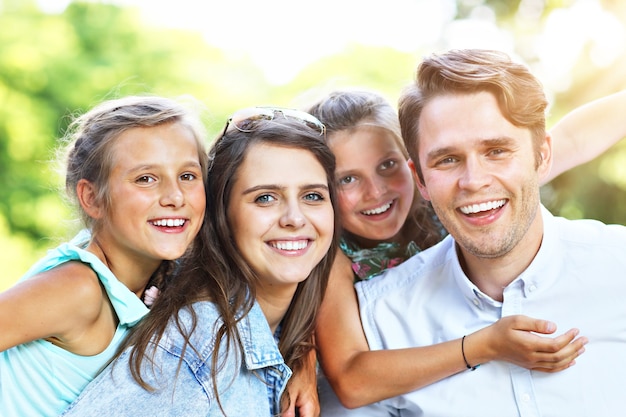jong gezin met kinderen plezier in de natuur