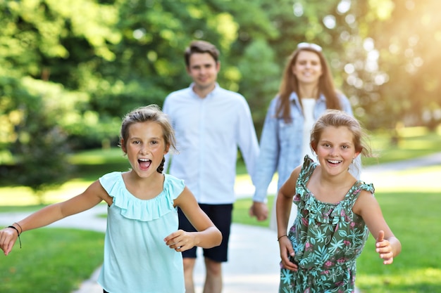 Jong gezin met kinderen plezier in de natuur