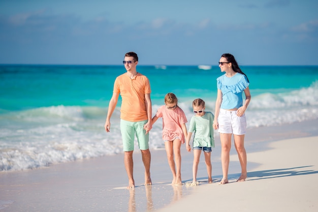 Jong gezin met twee kinderen op strandvakantie