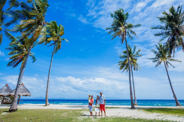 Jong gezin met twee kinderen wandelen op tropisch strand