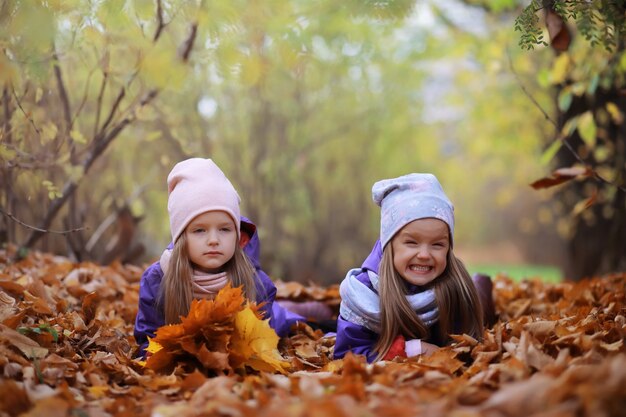 Jong gezin op een wandeling in het herfstpark op een zonnige dag. Geluk om samen te zijn.