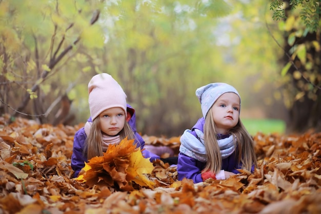 Jong gezin op een wandeling in het herfstpark op een zonnige dag Geluk om samen te zijn