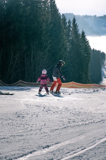 Jong gezin op skipiste