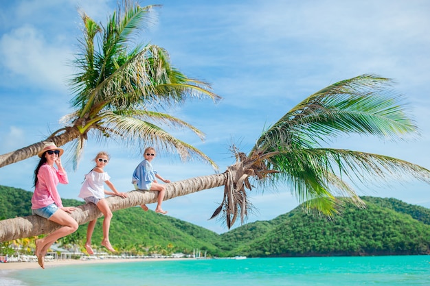 Jong gezin op vakantie heeft veel plezier op palmtree