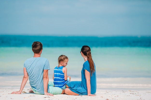 Jong gezin op vakantie heeft veel plezier