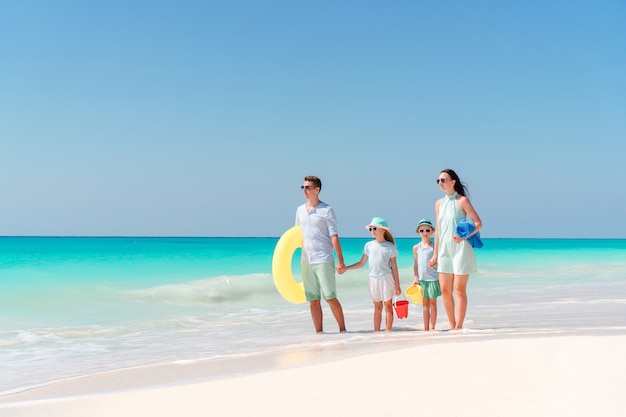 Jong gezin op vakantie heeft veel plezier