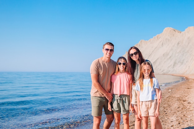 Jong gezin op vakantie heeft veel plezier