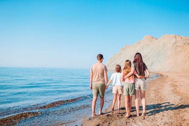 Jong gezin op vakantie heeft veel plezier