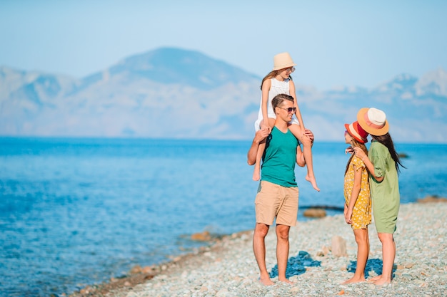 Jong gezin op vakantie heeft veel plezier