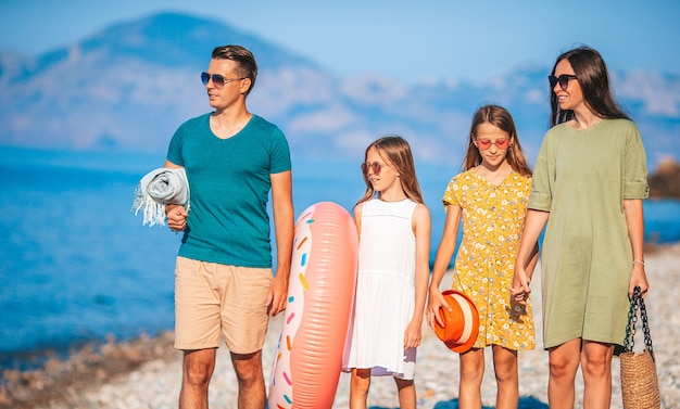 Jong gezin op vakantie op het strand