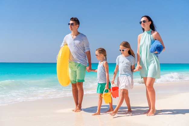 Jong gezin op vakantie veel plezier op het strand