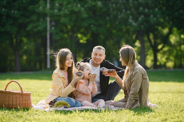 Jong gezin tijd samen doorbrengen en picknicken in een park