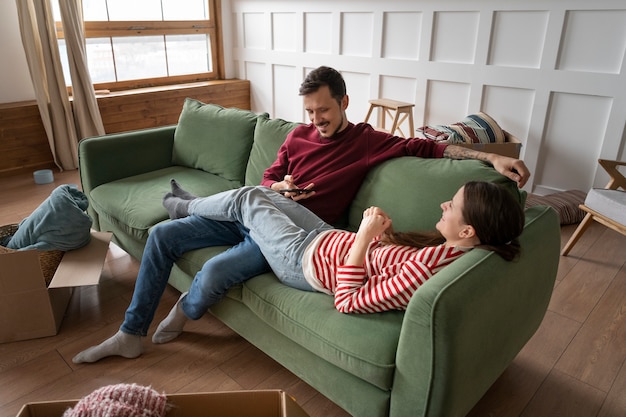 Jong gezin verhuist naar een nieuw huis