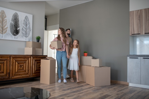 Jong gezin verhuizen naar een nieuw huis