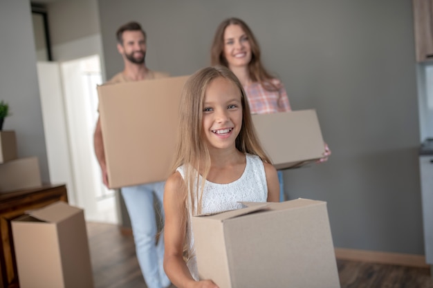 Jong gezin verhuizen naar een nieuw huis