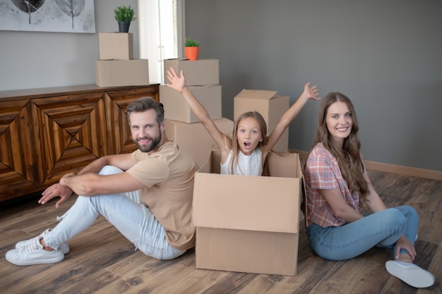 Jong gezin verhuizen naar een nieuw huis