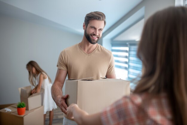 Foto jong gezin verhuizen naar een nieuw huis