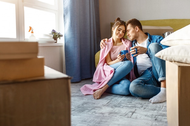 Jong gezinspaar kocht hun eerste kleine appartement