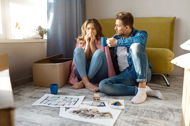 Jong gezinspaar kocht hun eerste kleine appartement