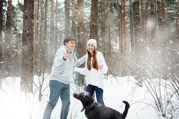 Jong grappig paar dat pret in sneeuwbos heeft