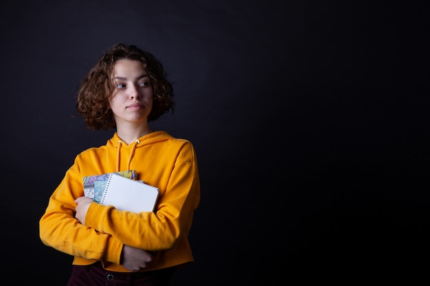 Jong highschoolmeisje met boeken