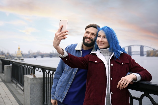 Jong hipsterpaar dat selfie buitenshuis neemt?