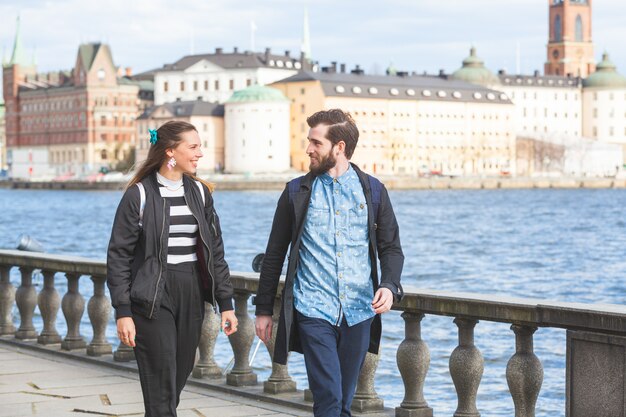 Jong hipsterpaar die Stockholm bezoeken