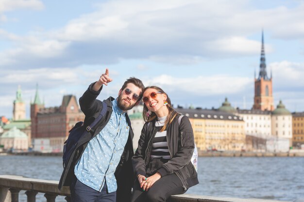 Jong hipsterpaar die Stockholm bezoeken