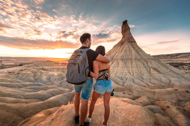 Jong Kaukasisch paar omhelzen elkaar op zoek naar het beroemde natuurmonument Castildetierra in Bardenas Reales in Navarra, Baskenland.