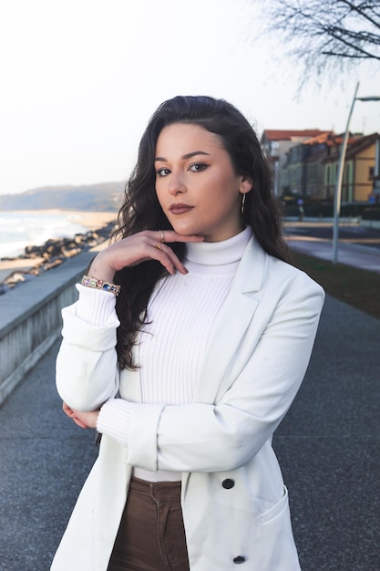 Foto jong kaukasisch vrouwenportret bij de strandpromenade hendaia baskenland