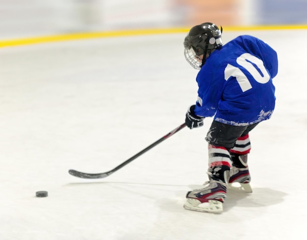 Jong kind speelt hockey op ijs