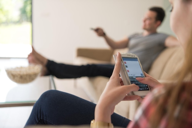 jong knap stel geniet van vrije tijd televisie kijken met popcorn in hun luxe huisvilla