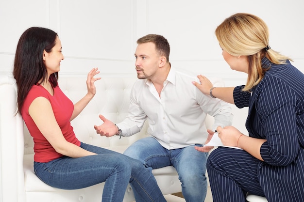 Jong koppel bij een receptie met een psycholoog. De man schreeuwt tegen zijn vriendin en wil slaan