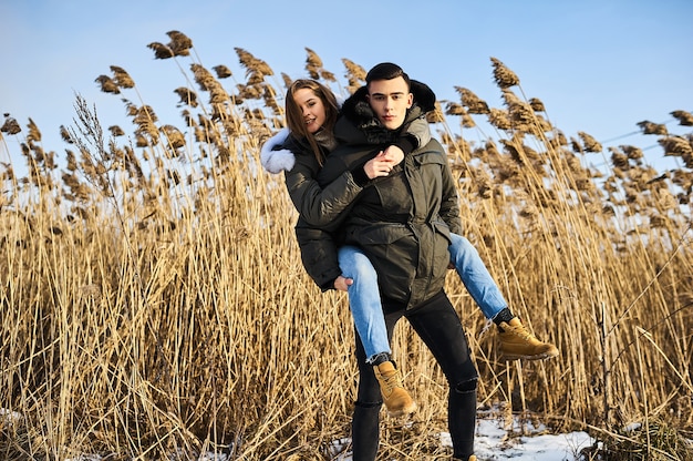 jong koppel buiten in de winter