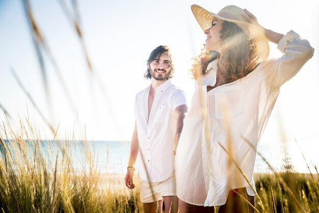 Jong koppel delen gelukkig en liefde stemming op het strand