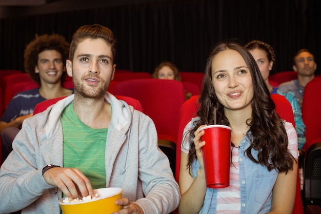 Jong koppel een film kijken