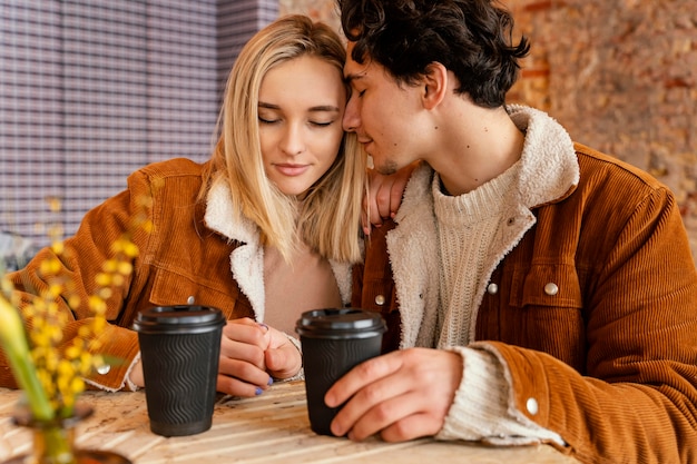 Foto jong koppel genieten van kopje koffie