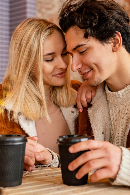 Jong koppel genieten van kopje koffie