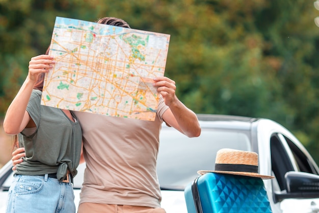 Jong koppel genieten van zomervakantie