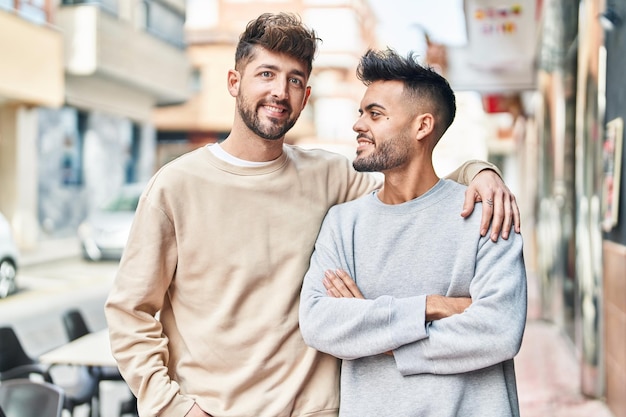 Foto jong koppel glimlachend zelfverzekerd knuffelen elkaar op straat