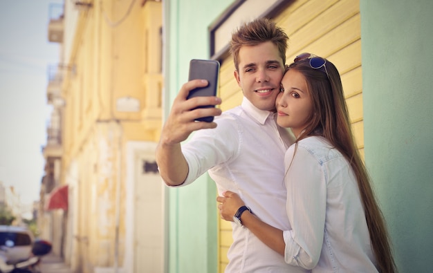 Jong koppel het nemen van een selfie