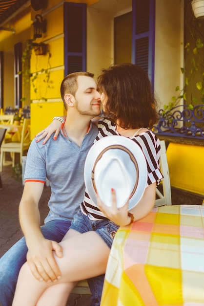 Jong koppel in café genieten van de tijd in vakantie.