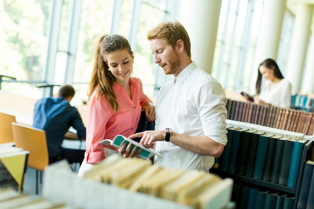 Jong koppel in de bibliotheek