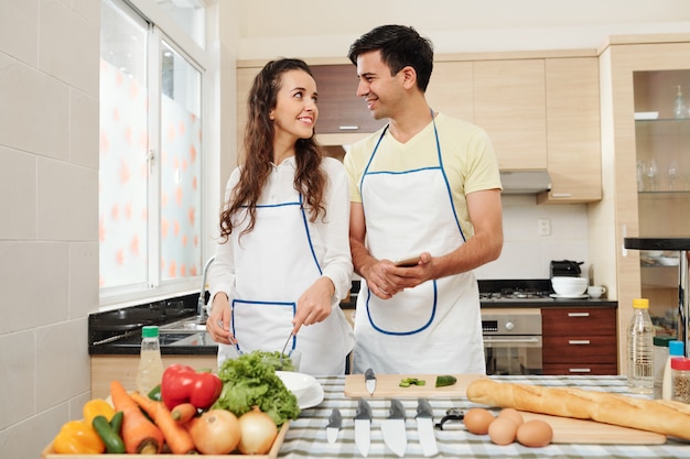 Jong koppel in de keuken