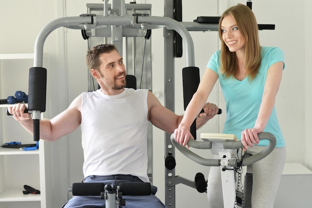 Jong koppel in de sportschool, sportconcept