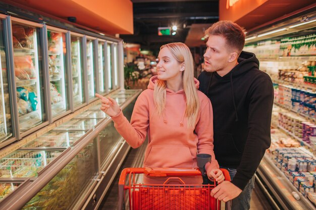 Jong koppel in de supermarkt